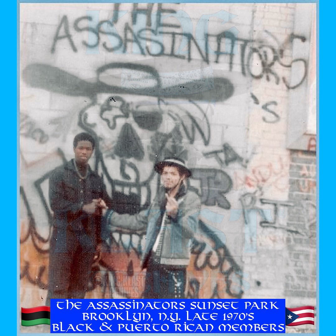 kingklast's tweet photo. RARE 1970s BROOKLYN GANG PHOTO 🔵 Black &amp; Puerto Rican UNITY in Sunset Park

#TheAssassinators #SunsetPark #Brooklyn #Bklyn #NYC #NewYork #BlackAndPuertoRicanUnity #RacialUnityInGangs #Outlaws #ClassicNYStreetGangs #KingKlastArchives #KingKlast #NYCHistory #StreetHistory https://t.co/y6YxDflkB2