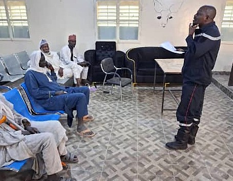 ong_adesa77234's tweet image. ADESA forme les communautés de N'guigmi aux premiers secours via PRECAN (FHRAOC). Gestes essentiels enseignés à la mairie : urgences, hémorragies, RCP. Résilience au Sahel !
#PRECAN #ADESA #PremiersSecours #ResilienceSahel #FHRAOC