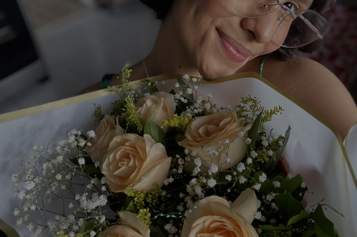 luaabbh's tweet photo. oi ganhei flores https://t.co/NzxulUUyVf