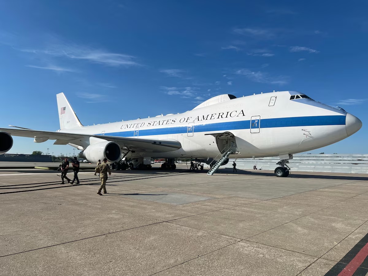 dimasik2016's tweet photo. The Doomsday Plane touched down at Andrews Air Force Base on Wednesday. Hours later, an Iranian delegation refused to accept a new ceasefire proposal following the crash of an American F-15E fighter jet in the region. Simultaneously, the U.S. https://t.co/AoFFBI2EyQ
