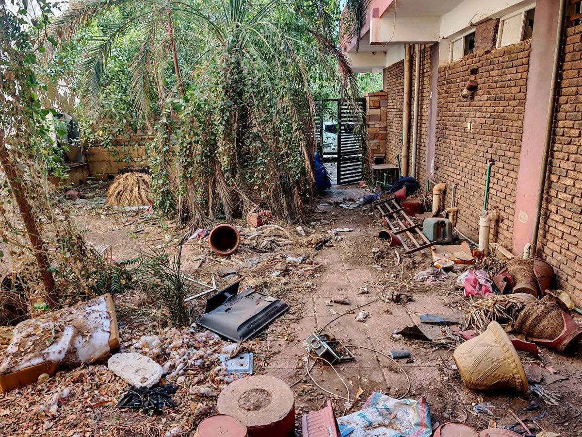 HassanAhmedBerk's tweet image. The #home of our friend Omer Osman in #Khartoum how it stood before the war, and how he found it yesterday. A homecoming after three years of #displacement , greeted first by silence and ruin.

#Sudan #KeepEyesOnSudan