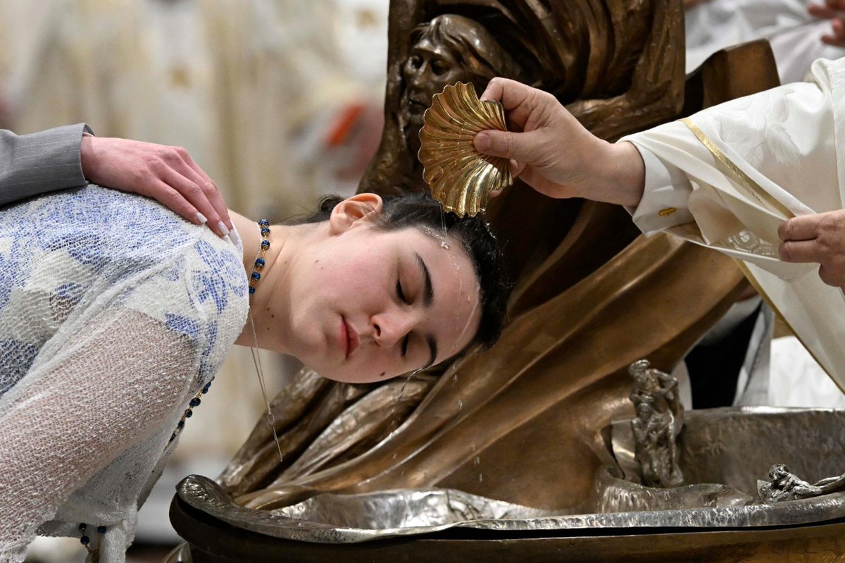 vaticannews_fr's tweet photo. ✝️ 🕊️ 10 catéchumènes originaires d’Italie, de Corée, de Grande-Bretagne et du Portugal, ont été baptisés par Léon XIV au cours de la veillée de Pâques. «Ils renaissent aujourd’hui dans le Christ pour être des créatures nouvelles, témoins de l’Évangile». https://t.co/bxjRtteCD8