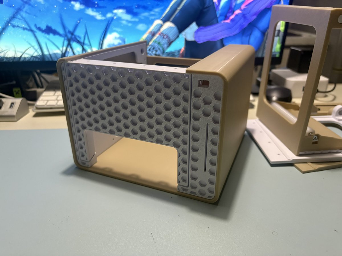 外枠の形を製作中！
前面のパネル(六角)は、取り替えできるようにして、3Dプリンターで好きなデザインをはめる事ができる、そんな、機能以外の余計な事を考えているから…
いつまで経っても完成できない…(๑˃̵ᴗ˂̵)