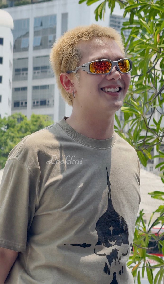_Ai_reen's tweet photo. 👩:*casually scrolling Tiktok and saw Build with Blond hair and Orange glasses* he looks familiar 

some time later, i was re-watching one piece — cause why not 🤣. The moment I saw Dofi, I was completely flabbergasted 😮

👩:that's why his familiar
 
@JakeB4rever 
#BuildJakapan https://t.co/zw0dC2HQie