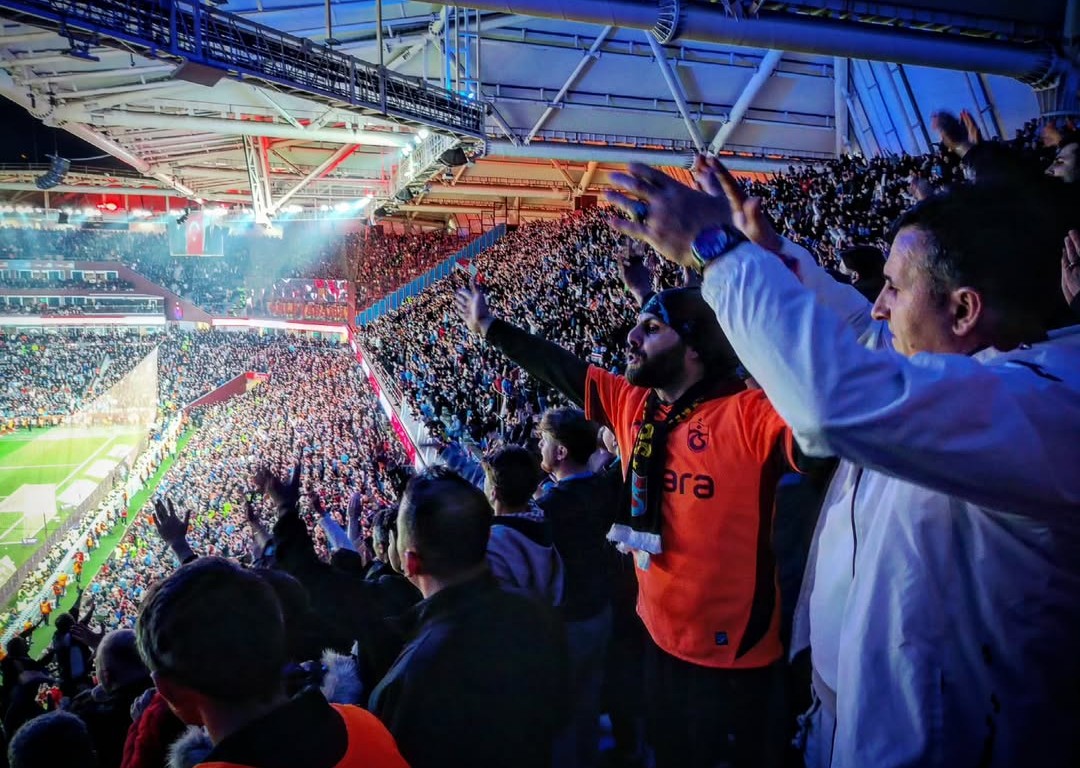 RUZGARINOGLU_61's tweet photo. Re re re ra ra ra nasıl koyduk cimboma 

TRABZONSPOR'UMUZ 2 - 1 gs 

#trabzonspor #dozercemil #babatrabzonspor #rüzgarınoğlu #bordomavi https://t.co/r5d5AJ8glM