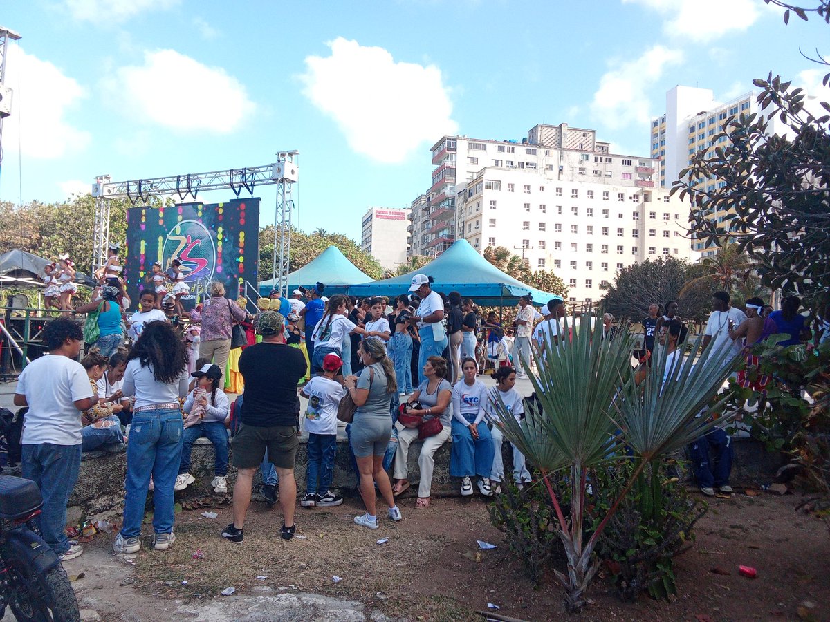 En la Habana Cuba los pioneros y jóvenes celebrando 65 Aniversario Organización de Pioneros José Martí y 64 de la Juventud Comunista de Cuba en la Piragua. Los pioneros son la esperanza del mundo. Los jóvenes continuidad. #100AñosConFidel  #AbrilDeVictorias #CubaViveYCelebra