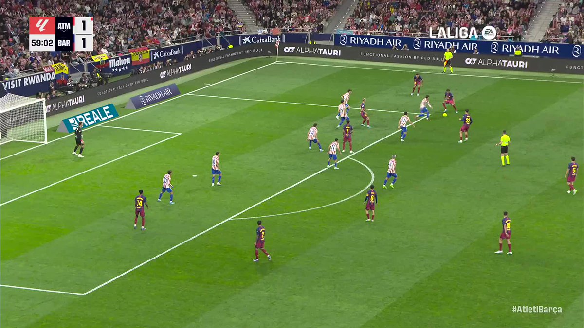 Quand tu dribbles 4 défenseurs... Lamine Yamal est hors normes #LaLigaHighlights