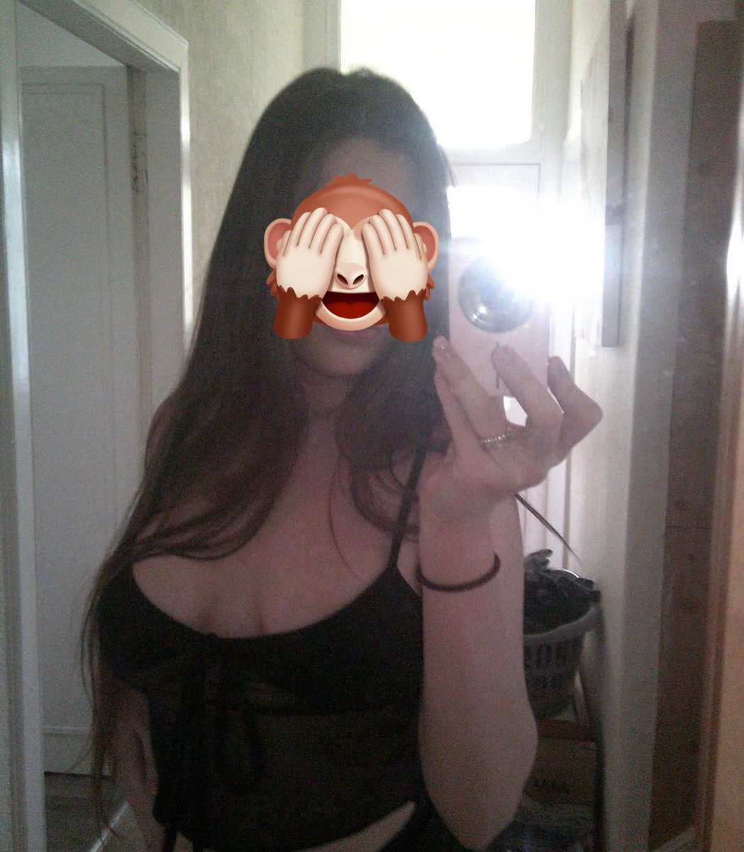 MaryGoddessC's tweet photo. Uma deusa e uma câmera paga pelo meu cão 🐶 😈  #findom #finsub #paypig #sendtribute #financialdomination #findompt #femdom https://t.co/RfTKyHKE5E