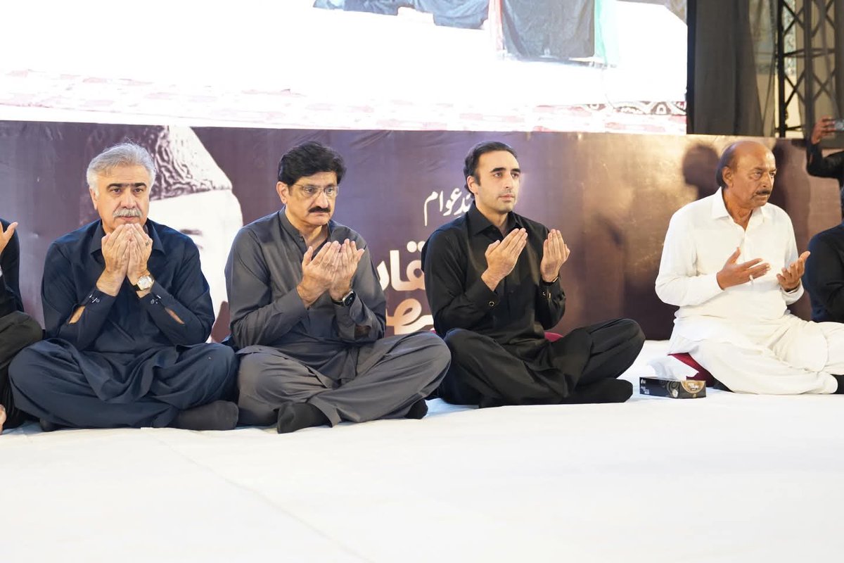 IbrahimSJatoi1's tweet photo. قائدِ عوام شہید ذوالفقار علی بھٹو کے 47ویں یومِ شہادت کے موقع پر گڑھی خدا بخش میں واقع مزارِ شہدائے جمہوریت پر قرآن خوانی اور خصوصی دعا کا اہتمام کیا گیا۔
#SalamShaheedBhutto @ https://t.co/cfTiXamsZV