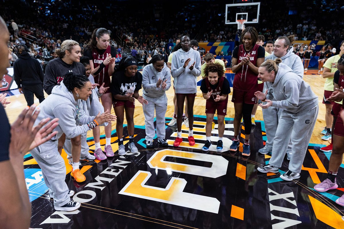 GamecockWBB's tweet photo. Hoopin’ and showing love 🤙 https://t.co/mQnjqt0eXE