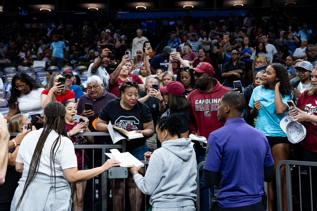 GamecockWBB's tweet photo. Hoopin’ and showing love 🤙 https://t.co/mQnjqt0eXE