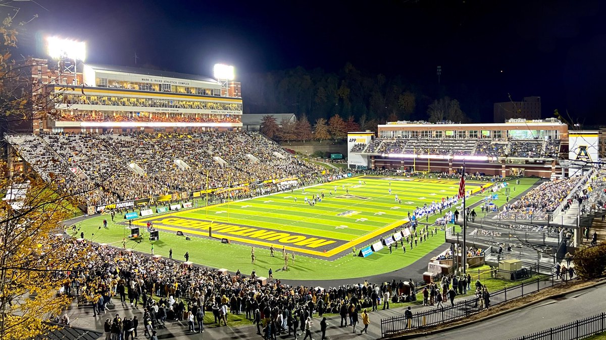 CFBHome's tweet photo. Stadium of the Night 🌚

🏟️ Kidd Brewer Stadium
✔️ Capacity 30,000
📍 Boone, North Carolina 

Home of @AppState_FB https://t.co/z6OgZBQB0R