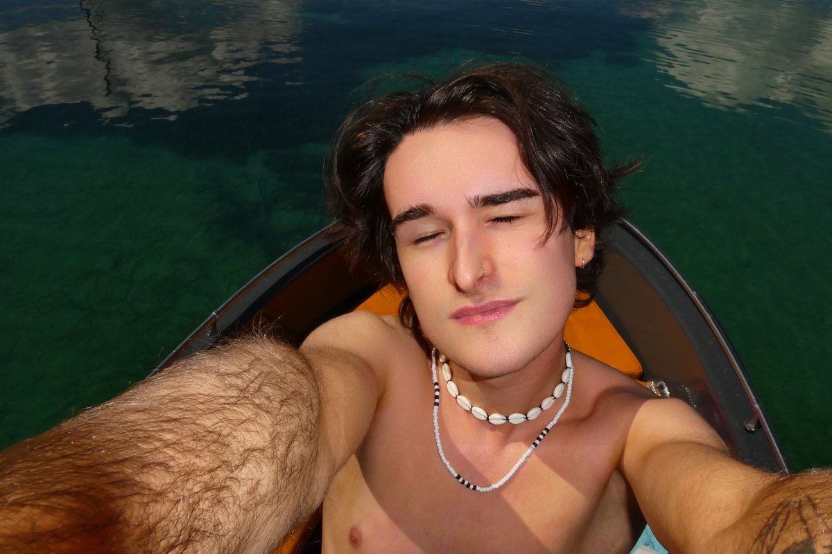 Shorts_2000's tweet photo. Paint me happy in blue 
#traveling #gay #blueskysforever https://t.co/YEibOnqdFF