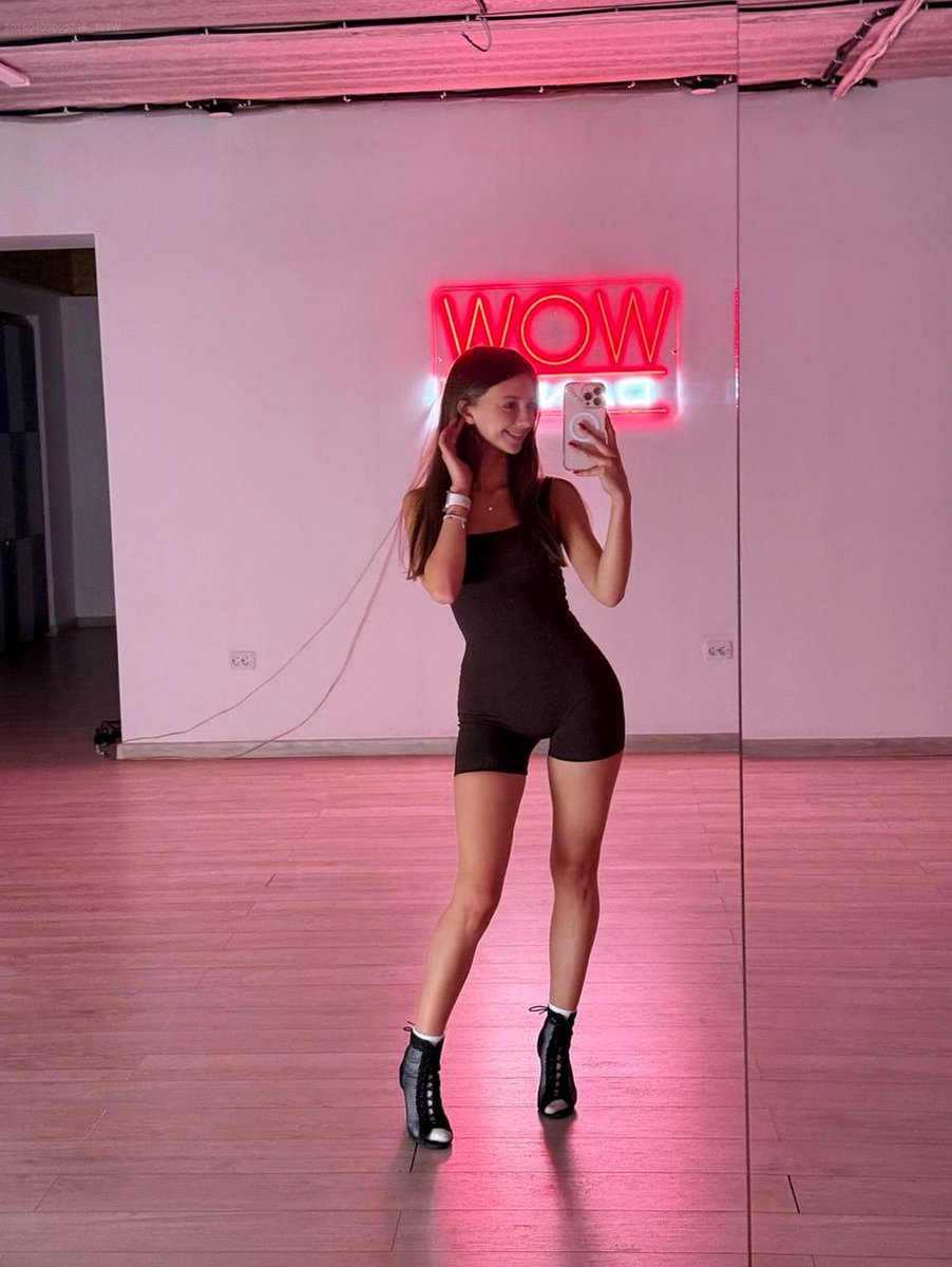 Anna Hollister tweet media