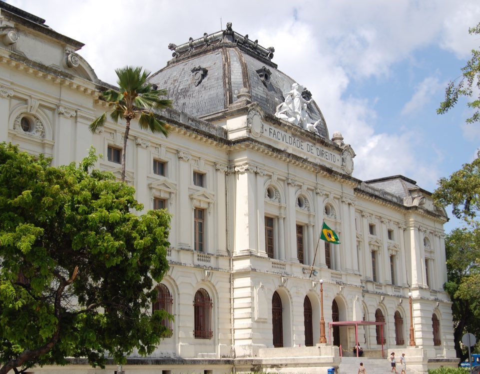 existe uma história que conta que na mesma época que a faculdade de direito do recife estava sendo construída, a de buenos aires tbm estava pelo mesmo arquiteto.

dizem que na época ele trocou os projetos e isso explica o porquê da de recife ser quente e na de lá passarem frio.