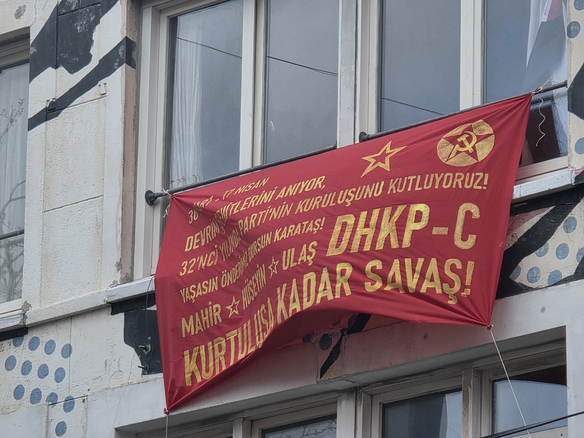 hermevsimacacak's tweet photo. 30 MART ☆ 17 NİSAN

DEVRİM ŞEHİTLERİNİ ANIYOR, 32'NCİ YILINDA PARTİ'NİN KURULUŞUNU KUTLUYORUZ!

MAHİR ☆ HÜSEYİN ☆ ULAŞ — KURTULUŞA KADAR SAVAŞ!

YAŞASIN ÖNDERİMİZ DURSUN KARATAŞ!

4 NİSAN 2026 ☆ AMSTERDAM https://t.co/oXy030TQiw