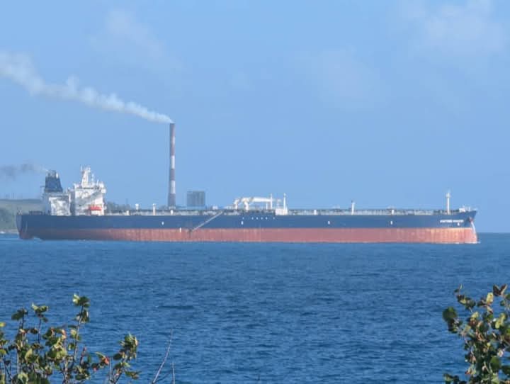 El tanquero ruso Anatoly Kolodkin zarpó esta mañana de la bahía yumurina luego de trasegar, en apenas 96 horas, las 100 Mil toneladas de crudo que en gesto humanitario de Rusia a #Cuba 
Las operaciones transcurrieron automatizadamente y sin mayores contratiempos.
#CubaNoEstáSola