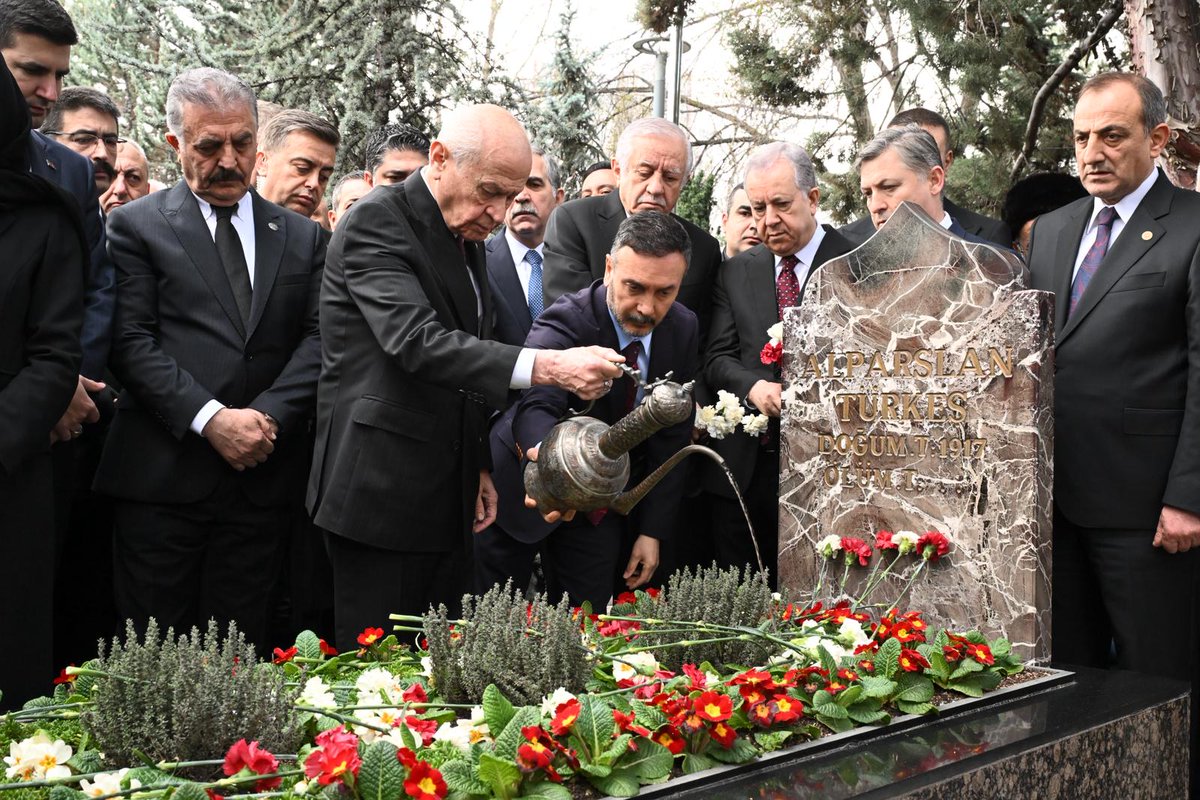 TurkavGenMrk's tweet photo. Genel Başkanımız Sayın Devlet Bahçeli, Partimizin Kurucu Genel Başkanı Merhum Başbuğumuz Alparslan Türkeş’i ebediyete irtihalinin 29. yıl dönümünde kabri başında dualarla andı. https://t.co/X1f3XVrkpN