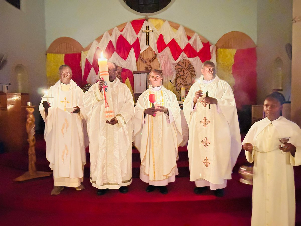 StAugustineCom's tweet photo. My Lord he died for a Kingdom to redeem the hearts of Amen, Now my people dont you weep He has risen from His sleep, He lives again Alleluia.  

It was a joyful celebration of the Easter Vigil , Thank you Brethren for turning up in big numbers. 

To the St. Augustine Choir 🥰🥰 https://t.co/p27LhnFusD