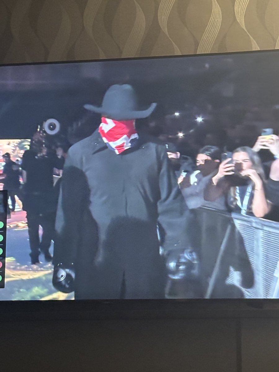 Gwiggss's tweet photo. Chisora walking to the ring as Will from the Inbetweeners trying to buy drink 😃
#derekchisora #chisora #wilder #chisorawilder https://t.co/AJH5oPsPcq