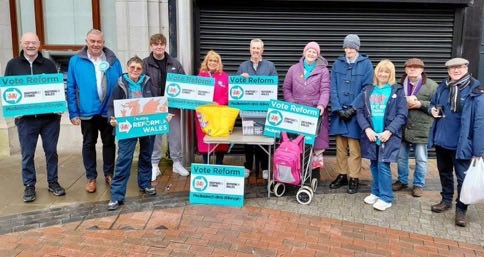 ReformDaily_'s tweet image. 🏴󠁧󠁢󠁷󠁬󠁳󠁿Reform out in Llanelli &amp;amp; Carmarthen - on the ground, speaking to shoppers, traders &amp;amp; taking on misinformation head-on

After years of failure, Wales is ready for change &amp;amp; now, “at last, Wales finally has a real alternative”

May 7 - Vote Reform 

#ReformUK #Wales