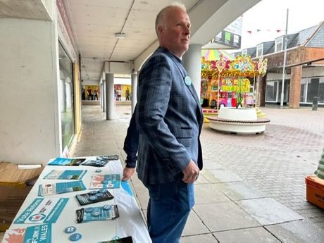 ReformDaily_'s tweet image. 🏴󠁧󠁢󠁷󠁬󠁳󠁿Reform out in Llanelli &amp;amp; Carmarthen - on the ground, speaking to shoppers, traders &amp;amp; taking on misinformation head-on

After years of failure, Wales is ready for change &amp;amp; now, “at last, Wales finally has a real alternative”

May 7 - Vote Reform 

#ReformUK #Wales