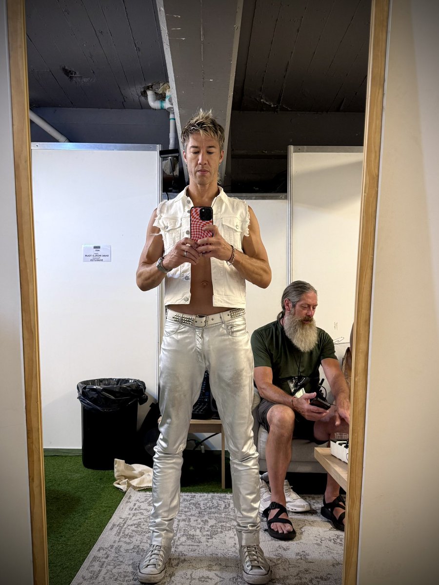 BrendanDrums's tweet image. … pre-show hang with our legendary front house engineer Bill Sheppell. @billsheppell 🎙️ 
#lmynlworldtour #shakira #sound