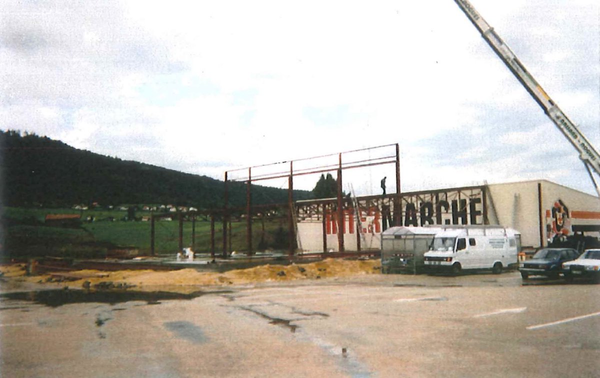 LESENSEIGNESOFF's tweet photo. 🛒✨ Retour en 1983 : ouverture de l’ancien INTERMARCHÉ de Morteau !

Un vrai événement pour les habitants : rayons bien remplis, prix en francs, caddies métalliques et l’ambiance typique des années 80. 🛍️📼
Qui s’en souvient ? 😊

#INTERMARCHÉ https://t.co/qdlaaUsnSj