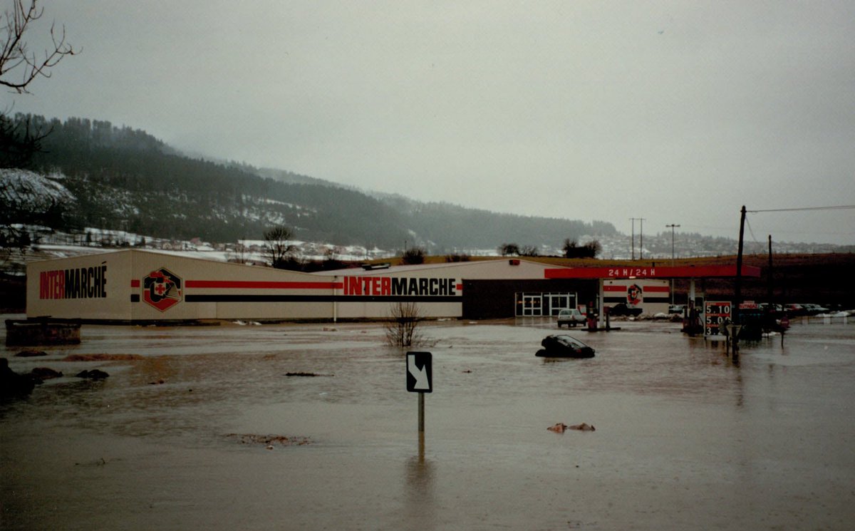 LESENSEIGNESOFF's tweet photo. 🛒✨ Retour en 1983 : ouverture de l’ancien INTERMARCHÉ de Morteau !

Un vrai événement pour les habitants : rayons bien remplis, prix en francs, caddies métalliques et l’ambiance typique des années 80. 🛍️📼
Qui s’en souvient ? 😊

#INTERMARCHÉ https://t.co/qdlaaUsnSj