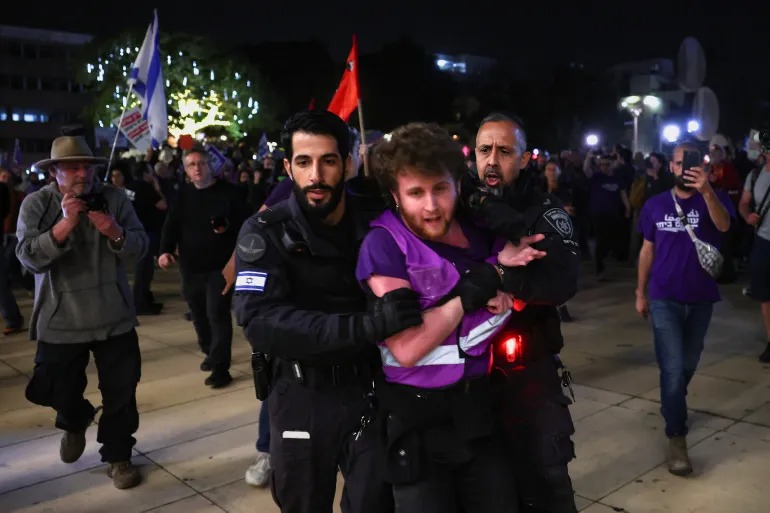 dimasik2016's tweet photo. Clashes erupted on Monday as Israeli police confronted anti-war demonstrators in central Tel Aviv, according to Al Jazeera https://t.co/0YLMRH0fTx