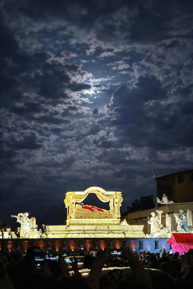Un amigo tomó estas fotos de la Procesión de El Calvario y es de las mejores fotos que he visto del Viernes Santo. 🤍🤍