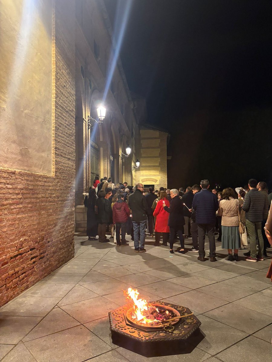 ◽️ #DOMINGODERESURRECCIÓN |

¡Feliz Pascua de Resurrección!

«Hasta entonces no habían entendido la Escritura: que Él había de resucitar de entre los muertos.» (Juan 20, 1-9) 

"𝐋𝐮𝐳 𝐝𝐞 𝐂𝐫𝐢𝐬𝐭𝐨, 𝐪𝐮𝐞 𝐛𝐫𝐢𝐥𝐥𝐚 𝐞𝐧 𝐥𝐚𝐬 𝐭𝐢𝐧𝐢𝐞𝐛𝐥𝐚𝐬"

Esta noche vivimos la