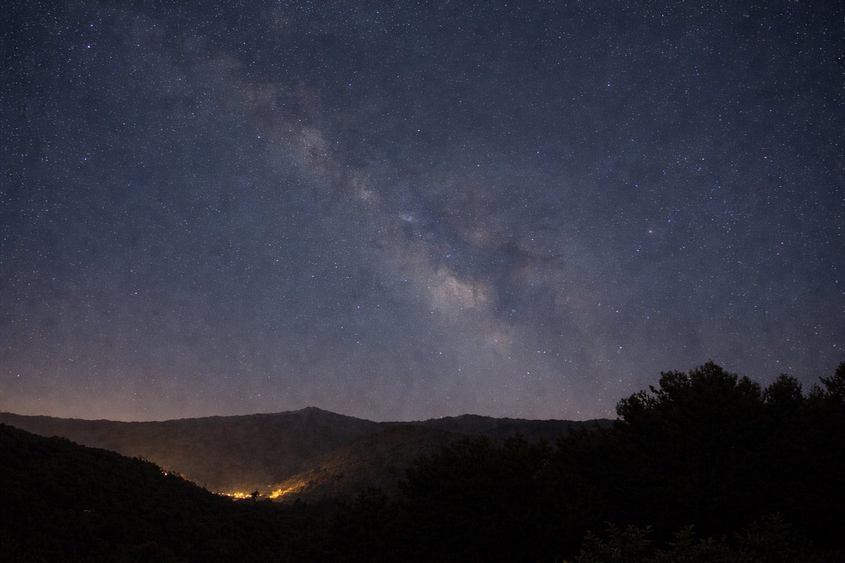 jrambaud's tweet photo. #cielo en #SierraNevada primaveras pasadas. #Vialactea #ISS #eclipselunar #luna #sky #milkyway #moon https://t.co/KtrKOxk35s