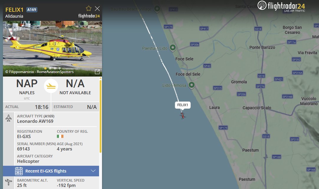 Emergenza24's tweet photo. UPDATE [04.04-23:30] Foce Sele #Capaccio #Paestum #Salerno
Intorno alle 19:00 di oggi due paracadutisti francesi si sono lanciati da un aereo e sono finiti in mare a circa un miglio dalla costa all’altezza della località Foce Sele. Si è tuffato in mare per soccorrerli anche un istruttore paracadutista. 
Tutte le persone sono state recuperate e ospedalizzate per valutazione e/o ipotermia.
Nelle immagini l’aereo che aveva a bordo i paracadutisti e l’intervento dell’elisoccorso.