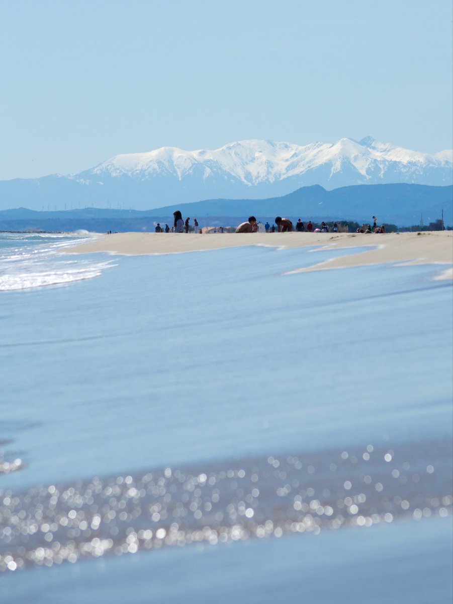 cfroelig's tweet image. Mettre les pieds dans l’eau, enfin.
Le soleil chauffe la peau, à nouveau.
Escalader les cimes enneigées, en photo. 

#beach #mediterraneanlife #pyrénées #view #Occitanie