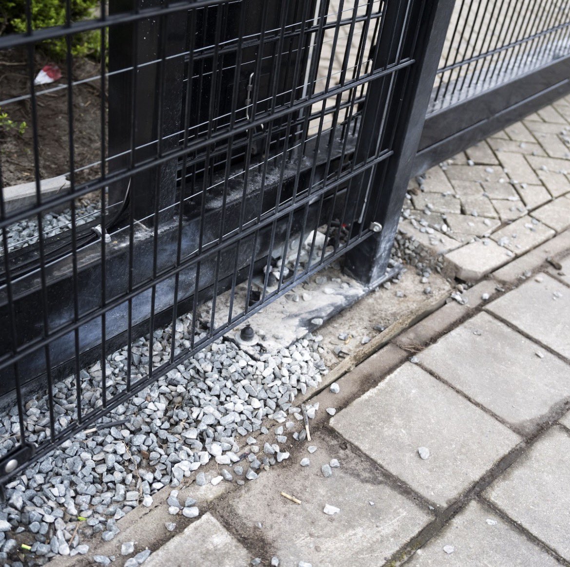 Een handje grind werd slachtoffer van de ‘aanslag’ op de ‘Gristenwaanzinnigen voor #ApartheidIsrael’. Gestoorde Grefo <a href="/djhvandijk/">Diederik van Dijk</a> bevangen door hyperbool tyfus: ‘eR wORdT eEN vOLk uItGeWIsT!’