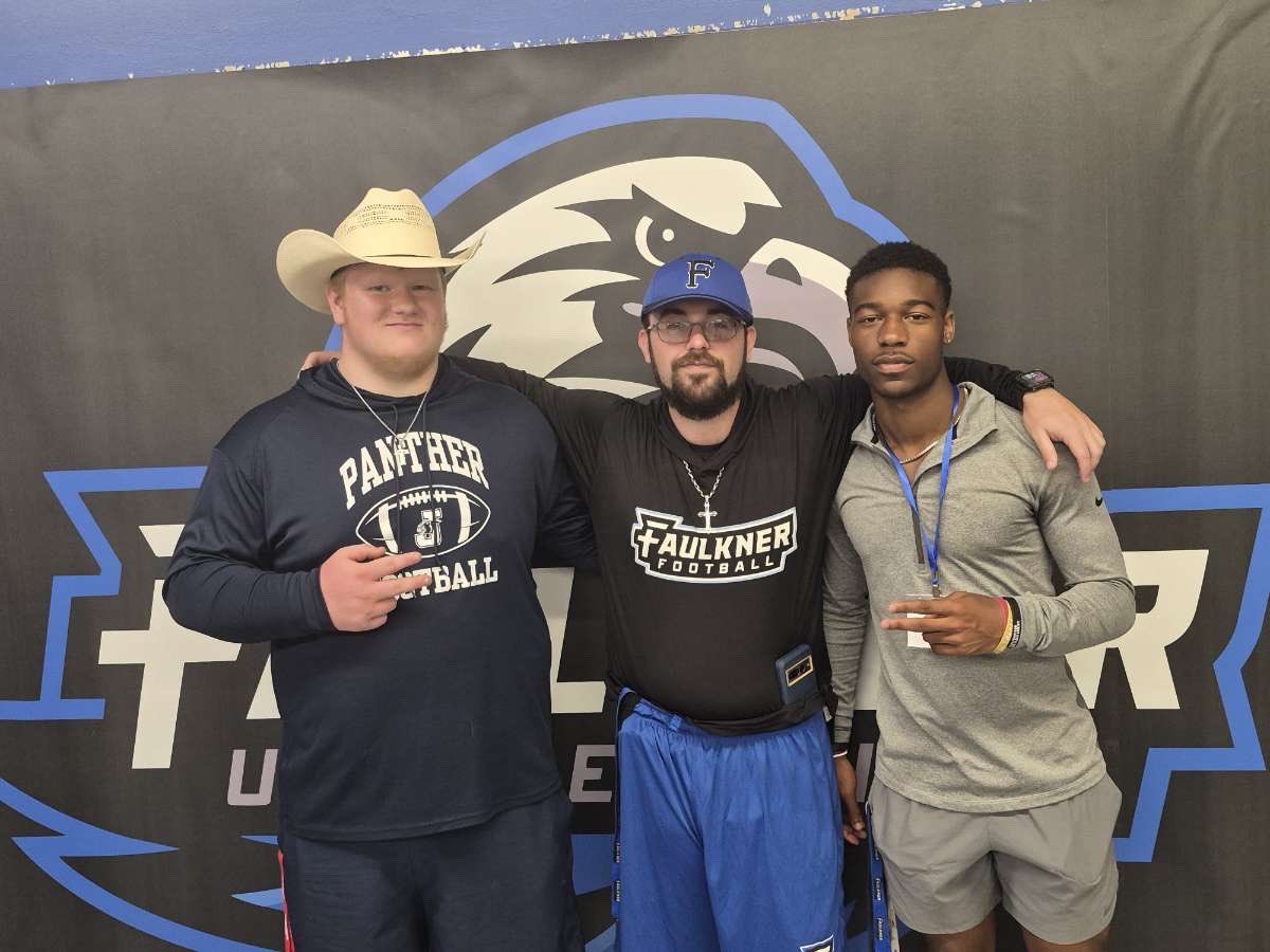 adr1an_davis's tweet photo. Had an amazing time at @FaulknerFTBL thank you @JT_BakerDPP @dayne_brown @Coach_Oz1646 @CoachNAnderson  for everything!! Can't wait to get back down!! 🦅💙🤍🖤 @HallTechSports1 @TopPreps @gobigrecruiting @PrepRedzoneAL @Alabama_Varsity @Gmims_44 @coachdavisJHS @MK_Taylor59 @Connor72BigRed