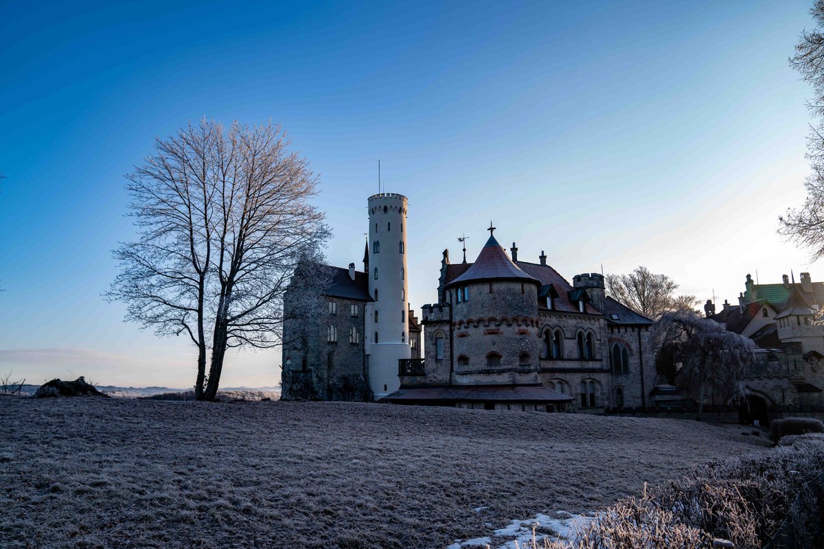 DanielSasse3's tweet photo. Castle Lichtenstein at sunrise. https://t.co/jPS3aVyHo3
