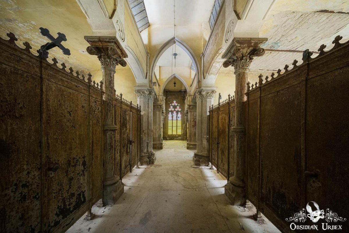 ObsidianUrbex's tweet image. This mourning hall, built in the 1890s, is Neo-Gothic. A long corridor with cubicles, metal walls and doors. Each has a low stone slab and stained glass for natural light, letting families say goodbye in private.

#NeoGothic #Death #Macabre