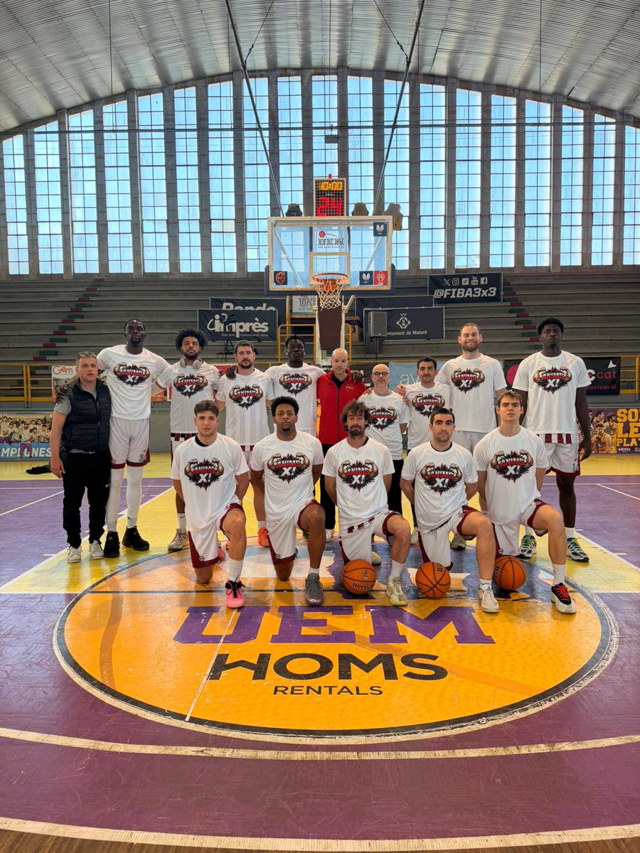 bisbalbasquet's tweet photo. L'entrenador del Sol Gironès @bisbalbasquet , @SurisEric , dóna les últimes instruccions a l'equip abans del partidàs de la jornada 24 de #2aFEB vs @uemataro al Josep Mora de #Mataró

L'equip envia tots els ànims a @xochu6_ amb una samarreta!!!💪🏼
Som-hi EQUIP!!! Som-hi AFICIÓ!!! https://t.co/8JxoG2yYv1