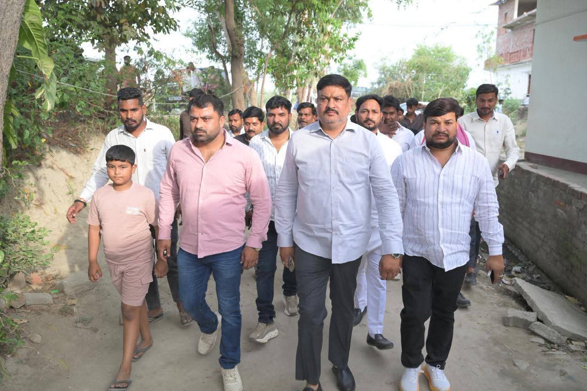 pawanpandeysp's tweet photo. 1. सोनम यादव जी को उत्तर प्रदेश लोक सेवा आयोग (UPPCS) 2024 में शानदार सफलता अर्जित कर SDM पद पर चयनित होने पर उनके आवास पर पहुंचकर उन्हें पुष्पगुच्छ भेंट कर सम्मानित किया एवं हार्दिक बधाई एवं शुभकामनाएं प्रेषित कीं। ईश्वर से उनके उज्ज्वल भविष्य एवं जनसेवा में उत्कृष्ट योगदान की कामना करता हूँ।

2. श्री हर्ष तिवारी जी को UPPCS - 2024 में सफलता प्राप्त कर कमर्शियल टैक्स विभाग में असिस्टेंट कमिश्नर के पद पर चयनित होने पर उनके आवास पर पहुंचकर पुष्पगुच्छ भेंट कर सम्मानित किया। उन्हें हार्दिक बधाई एवं शुभकामनाएं देते हुए ईश्वर से उनके उज्ज्वल भविष्य एवं निरंतर प्रगति की मंगलकामना की।

3. UPPCS 2024 में सफलता प्राप्त कर खण्ड विकास अधिकारी के पद पर चयनित होने पर आज श्री नवनीत तिवारी जी का हमारे आवास पर आगमन हुआ। इस अवसर पर उन्हें पुष्पगुच्छ भेंट कर सम्मानित किया एवं हार्दिक बधाई एवं शुभकामनाएं प्रेषित करते हुए उनके उज्ज्वल भविष्य की कामना की।