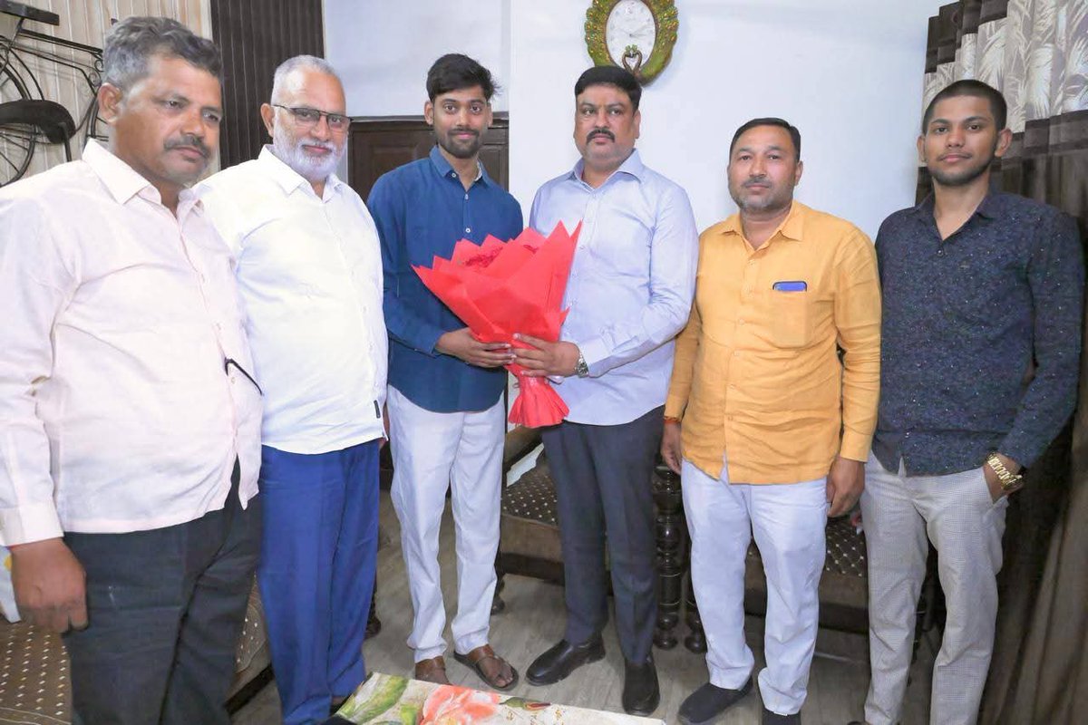 pawanpandeysp's tweet photo. 1. सोनम यादव जी को उत्तर प्रदेश लोक सेवा आयोग (UPPCS) 2024 में शानदार सफलता अर्जित कर SDM पद पर चयनित होने पर उनके आवास पर पहुंचकर उन्हें पुष्पगुच्छ भेंट कर सम्मानित किया एवं हार्दिक बधाई एवं शुभकामनाएं प्रेषित कीं। ईश्वर से उनके उज्ज्वल भविष्य एवं जनसेवा में उत्कृष्ट योगदान की कामना करता हूँ।

2. श्री हर्ष तिवारी जी को UPPCS - 2024 में सफलता प्राप्त कर कमर्शियल टैक्स विभाग में असिस्टेंट कमिश्नर के पद पर चयनित होने पर उनके आवास पर पहुंचकर पुष्पगुच्छ भेंट कर सम्मानित किया। उन्हें हार्दिक बधाई एवं शुभकामनाएं देते हुए ईश्वर से उनके उज्ज्वल भविष्य एवं निरंतर प्रगति की मंगलकामना की।

3. UPPCS 2024 में सफलता प्राप्त कर खण्ड विकास अधिकारी के पद पर चयनित होने पर आज श्री नवनीत तिवारी जी का हमारे आवास पर आगमन हुआ। इस अवसर पर उन्हें पुष्पगुच्छ भेंट कर सम्मानित किया एवं हार्दिक बधाई एवं शुभकामनाएं प्रेषित करते हुए उनके उज्ज्वल भविष्य की कामना की।