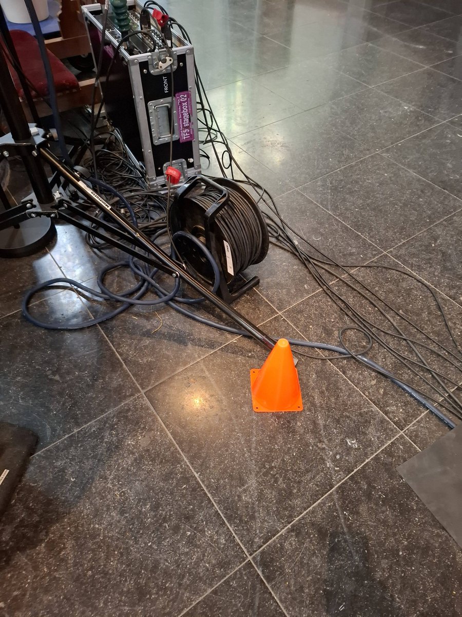 MartinusCuijk's tweet photo. Vanuit de Martinuskerk Cuijk wordt vanavond het licht van Pasen naar Nederland gebracht. De paaswake is om 21 uur, Creation verzorgt de gezangen. Om 22.40 uur te zien op NPO 2. Bent u er ook bij..? Zalig Paasfeest! https://t.co/3x0pGCuG4X