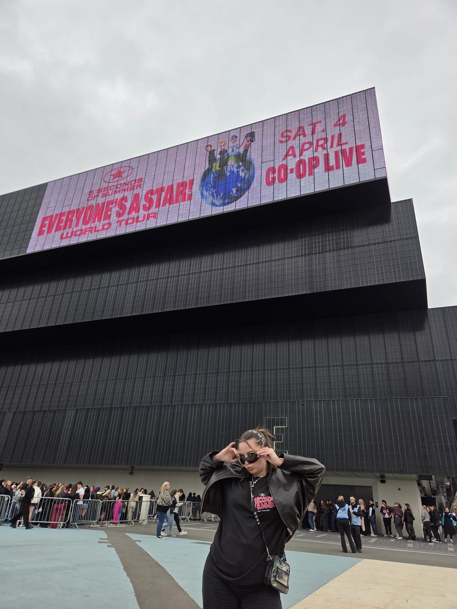 beth is on tour ⭐️ tweet media