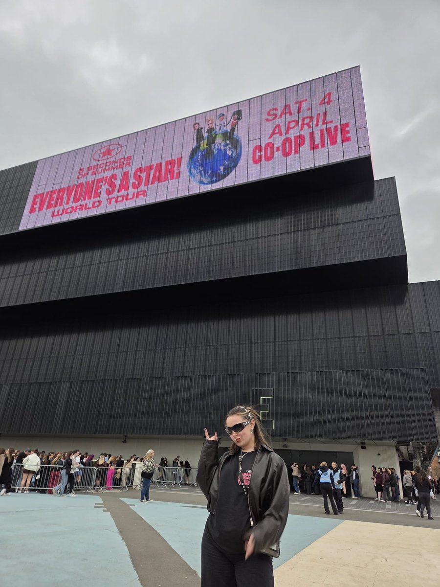 beth is on tour ⭐️ tweet media