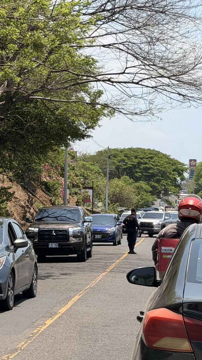 RobertoPoca's tweet photo. @VMTElSalvador @PNCSV 
Capaciten a los agentes de transito, cierran carril de subida el desvio San Blas y empeoran trafico https://t.co/lemlM2a1xo