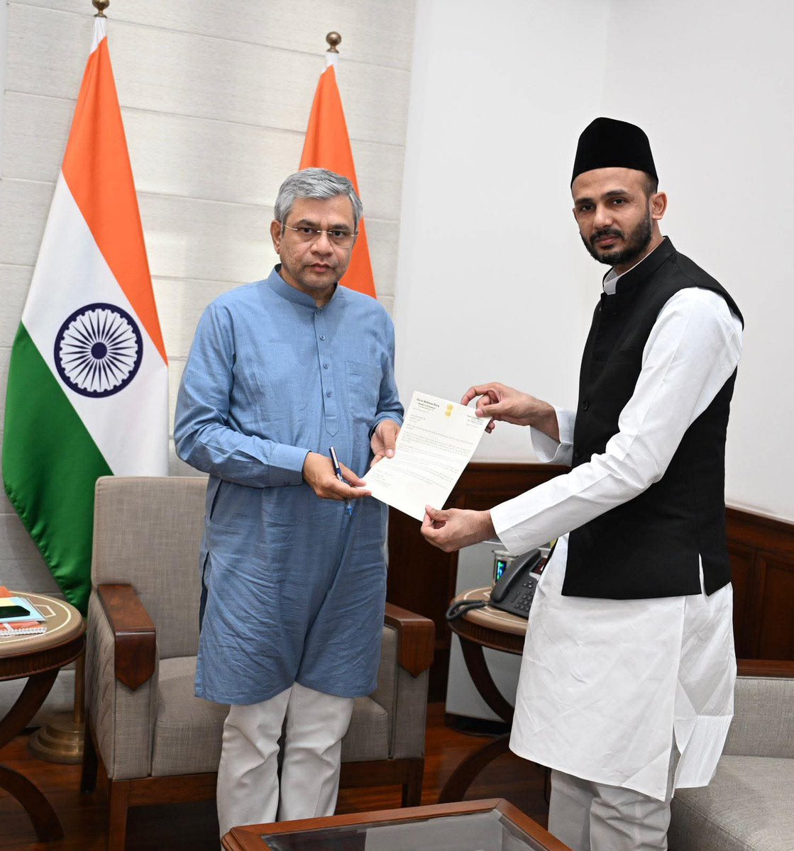 barq_zia's tweet photo. माननीय रेल मंत्री @AshwiniVaishnaw  जी से मुलाकात कर अपने लोकसभा क्षेत्र  सम्भल से गजरौला रेल लाइन की मंजूरी के सिलसिले में एक पत्र सौंपा। https://t.co/tUQNAVs1C6