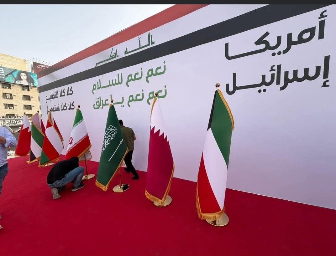 D_9_7's tweet photo. وضع علم ايران وسط اعلام الخليج هي رسالة مفادها....
(عمي ايران دولة اسلامية حالها من حالكم لا تعلنون العداء لها ولا تصيرون ضدها)
(عمي احنه كلنا اسلام لا تصيرون حطب لنيران اسـ.ـائـ.يل وامريكا خلونا اخوان لا تكون اداة بيدهم ونتكاتل بسببهم) https://t.co/IDrz4a27z0