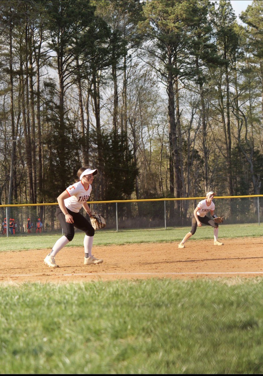 alyssa_gately29's tweet photo. Can’t believe the 1st month of HS varsity softball has passed. Starting 3rd base my freshman yr has been incredible and lead off batter, couldn’t ask for more! Love this team 🧡 #Classof2029 #multisportathlete @CofC https://t.co/HXFDTjRTpt