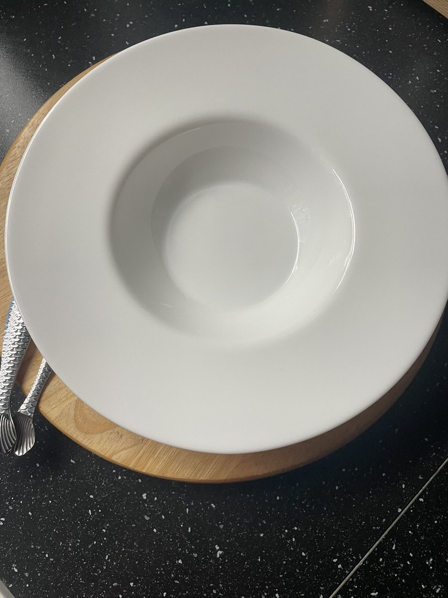 devereux1655's tweet image. Todays plate of choice is simple and elegant- homemade spag Bol for tea- yum #crockery #meals #food #white 🍝